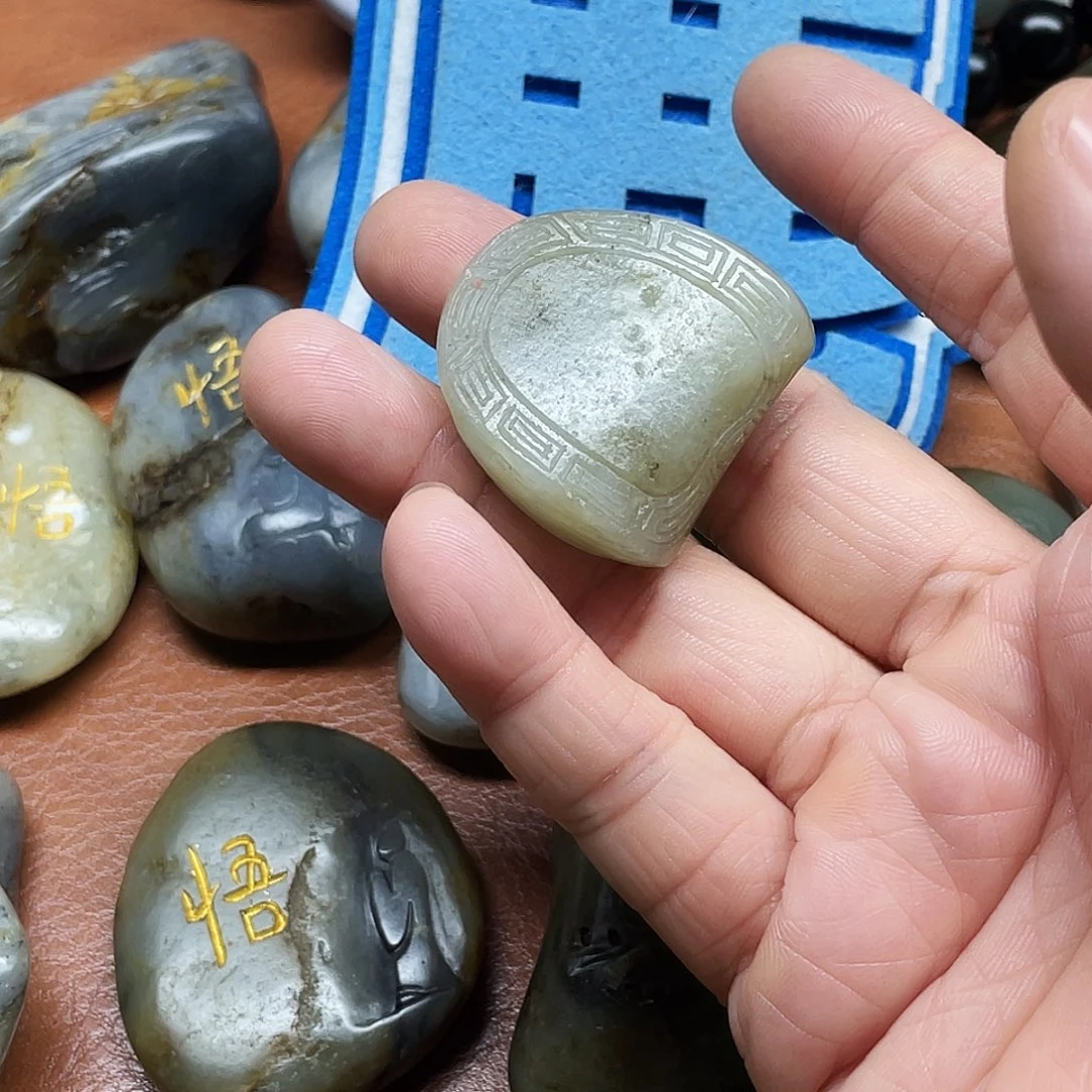 钱***右颈饰未镶嵌和田玉