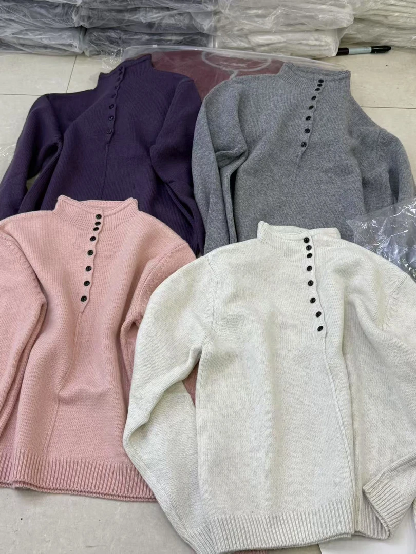 35070 (福利款) 浣浣绒小黑扣毛衣