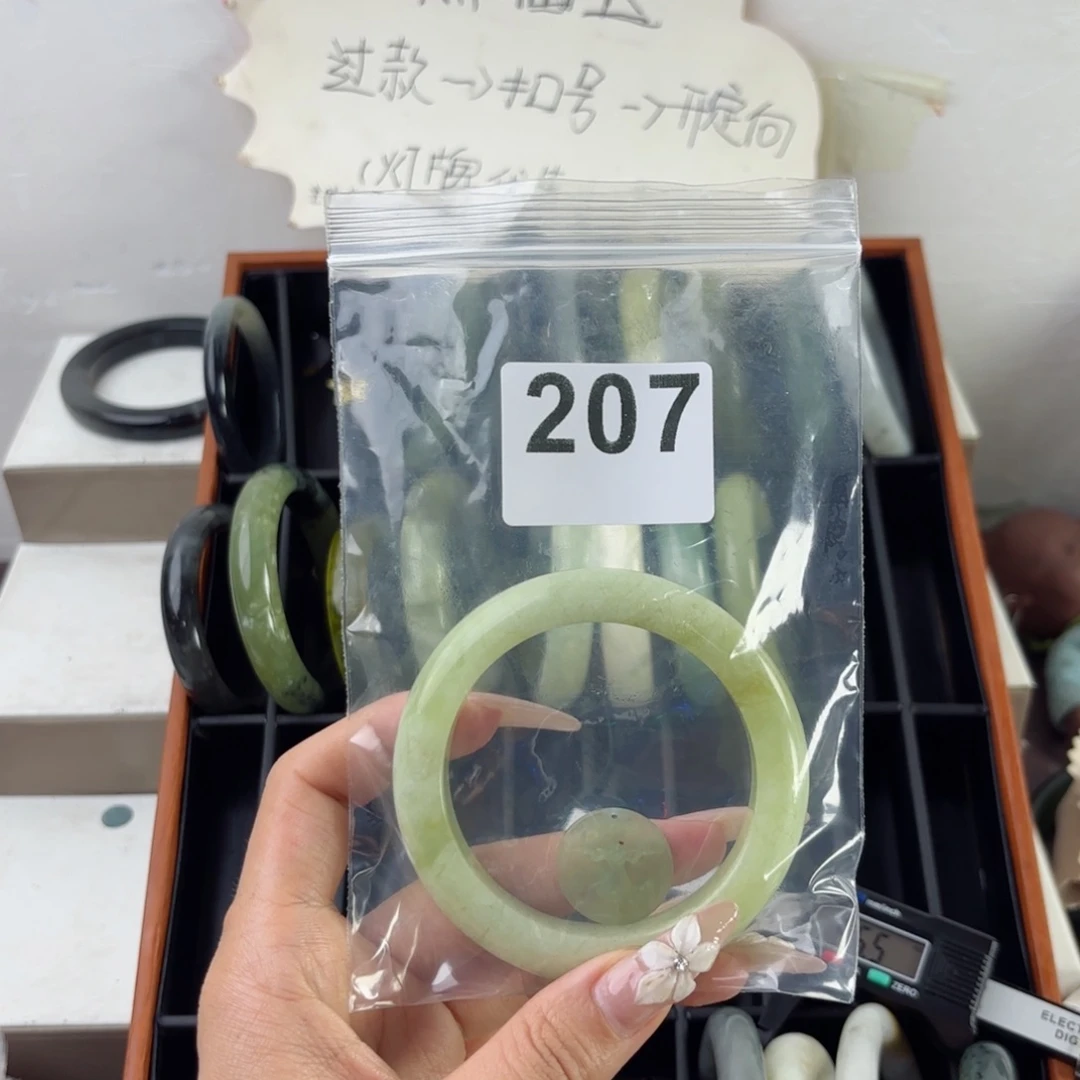 蛇纹石玉未镶嵌手镯不**女