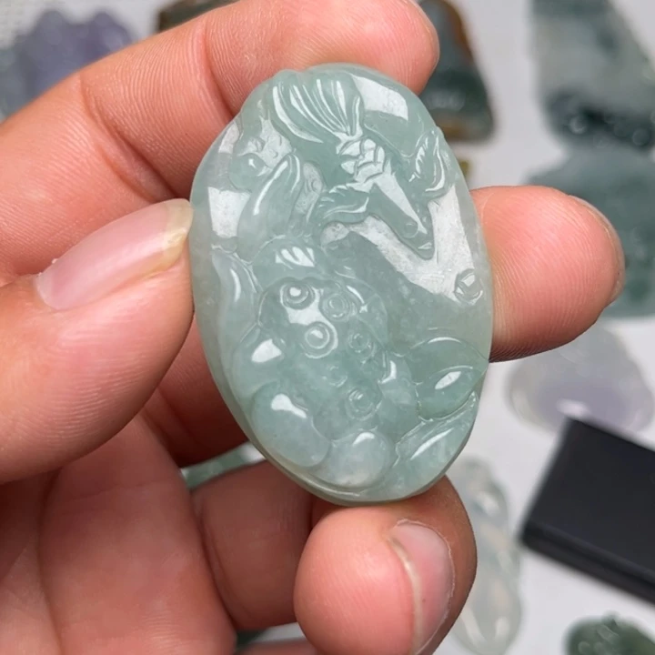 翡翠未镶嵌颈饰荷花