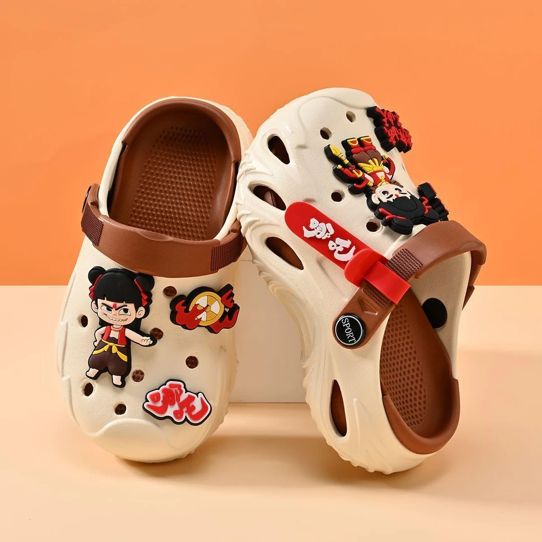 儿童洞洞鞋卡通哪吒男童凉拖鞋软底防滑夏季男孩凉拖户外穿沙滩鞋
