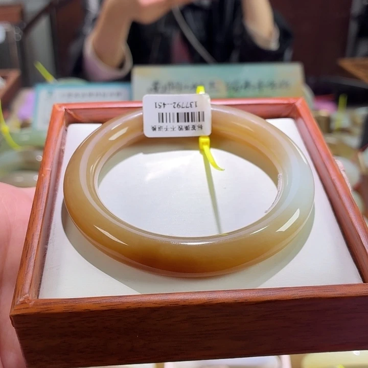 和田玉未镶嵌手镯18.  60