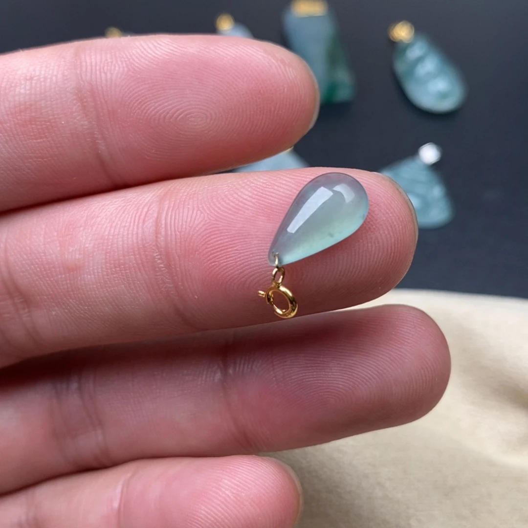 颈饰18K金镶嵌翡翠