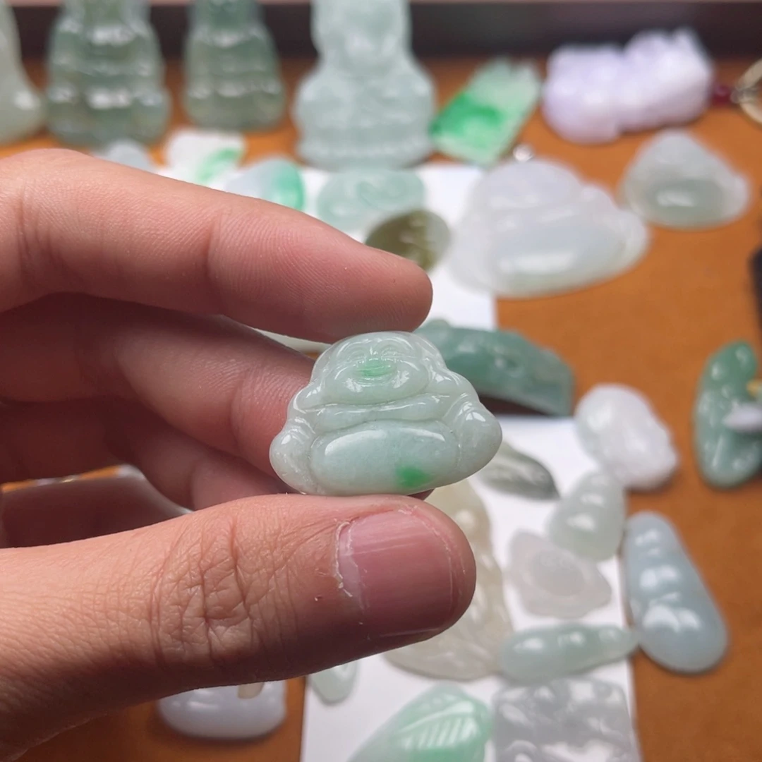 翡翠颈饰未镶嵌佛公