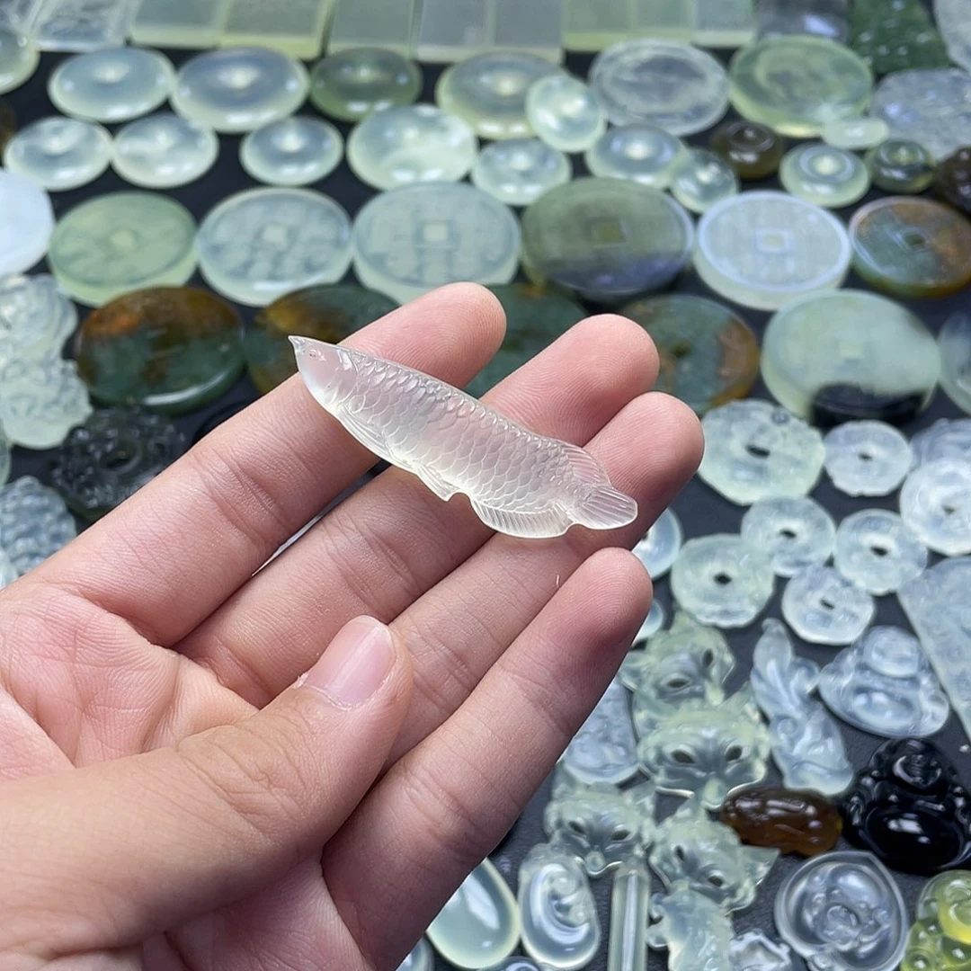 岫玉未镶嵌颈饰龙鱼