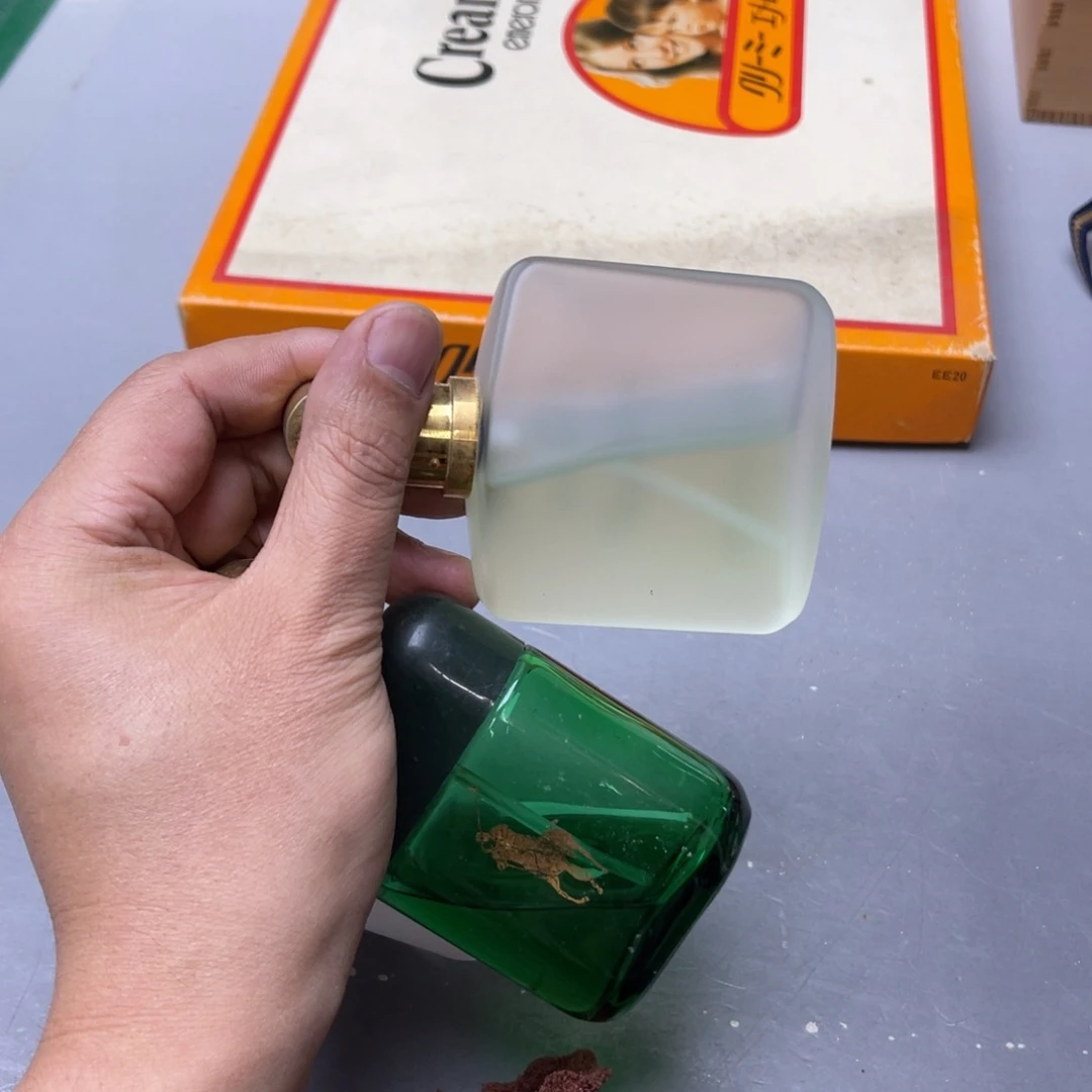 镜***子瓷片密密麻麻地铺满一层