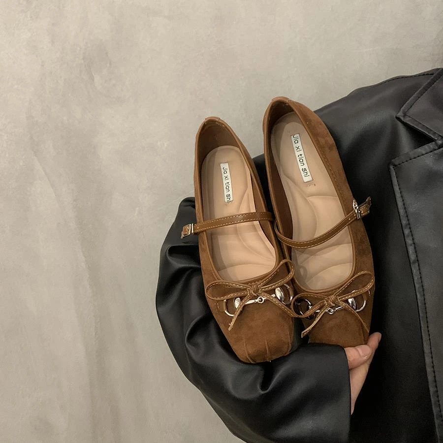 棕色鞋子女蝴蝶结金属扣单鞋春夏新款爆款百搭通勤平底玛丽珍
