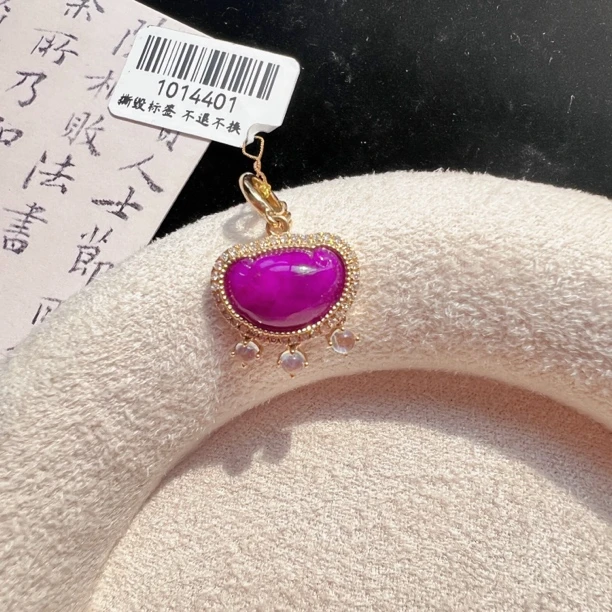 【推荐】18k金镶嵌果酱舒俱来吊坠21mm*14mm*6mm/S1014401