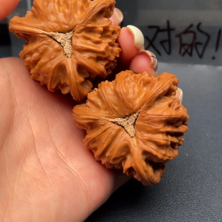 吕***海吊坠文玩核桃白狮子