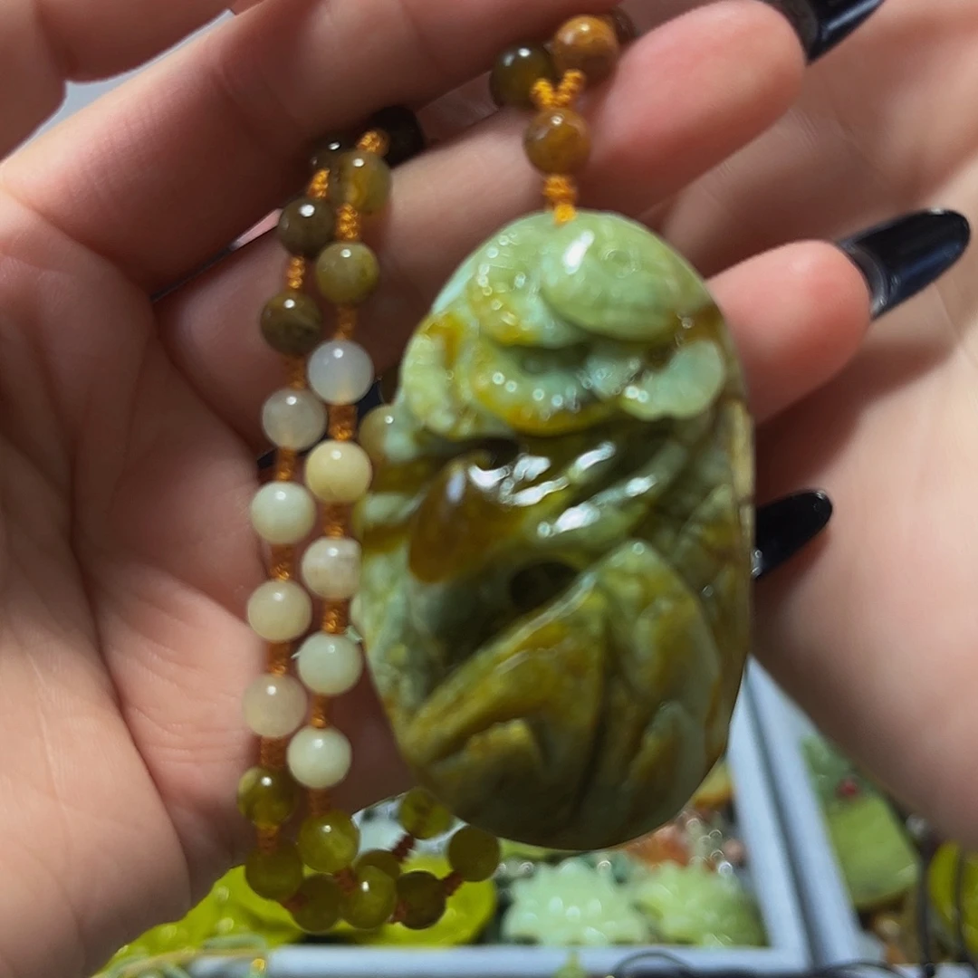 蛇纹石玉未镶嵌颈饰