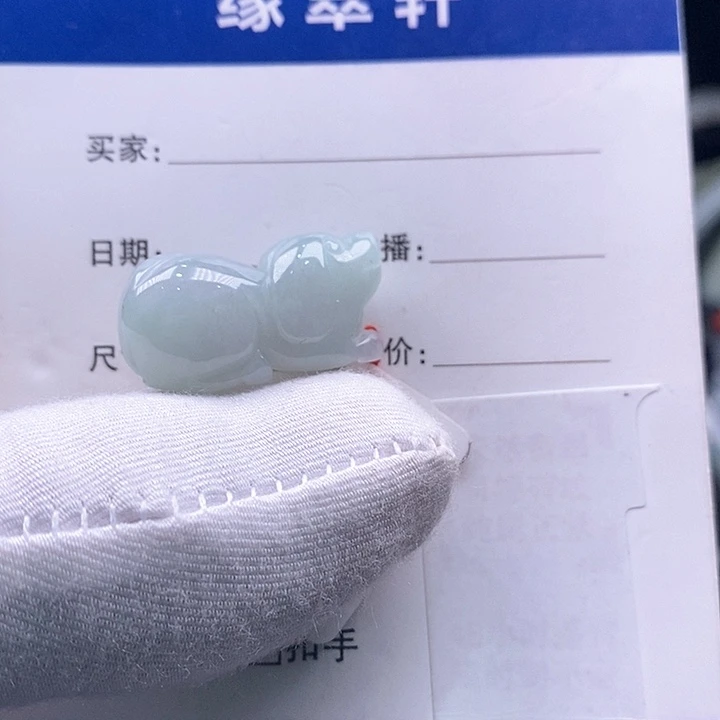 翡翠颈饰未镶嵌招财狗