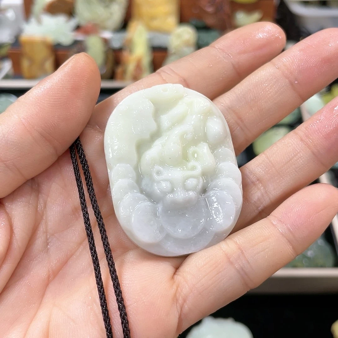 蛇纹石玉颈饰合金