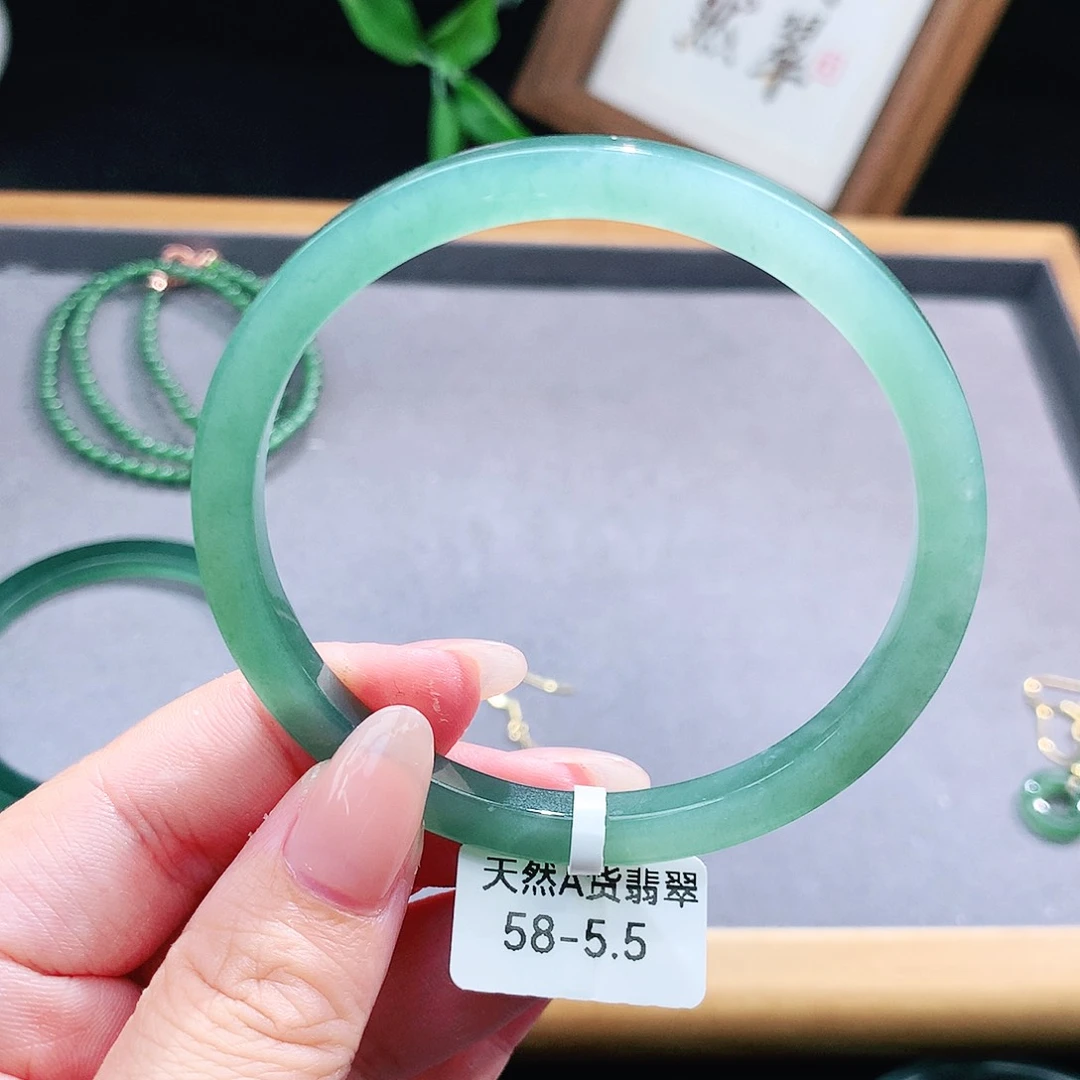 翡翠手镯（圆镯）未镶嵌