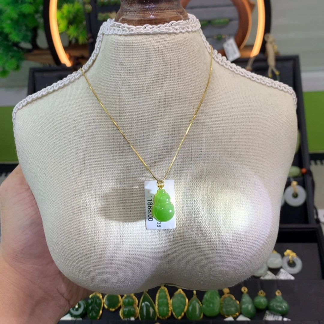 和田玉18K金镶嵌吊坠(赠链)