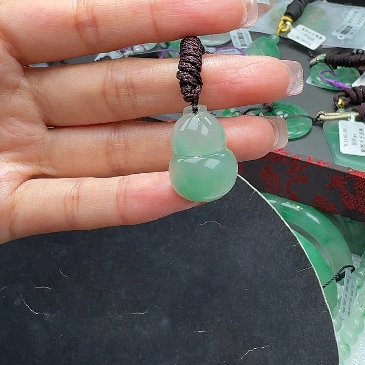 颈饰未镶嵌石英质玉（非洲翠）