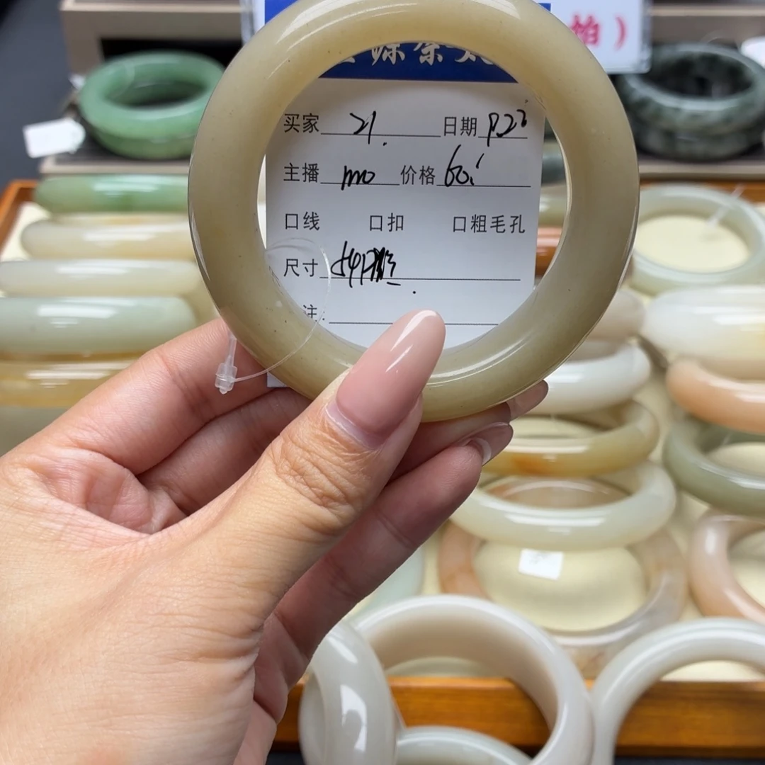 未镶嵌手镯石英质玉