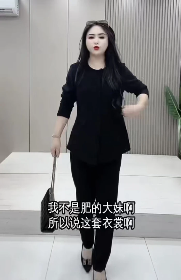 2025年秋冬季新款纯色圆领百搭净版两件套