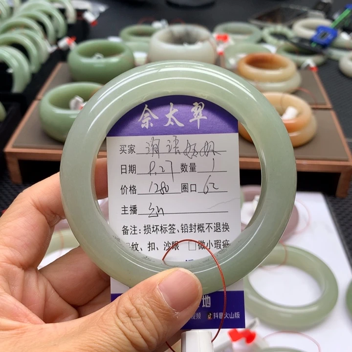 未镶嵌手镯石英质玉洵**奶
