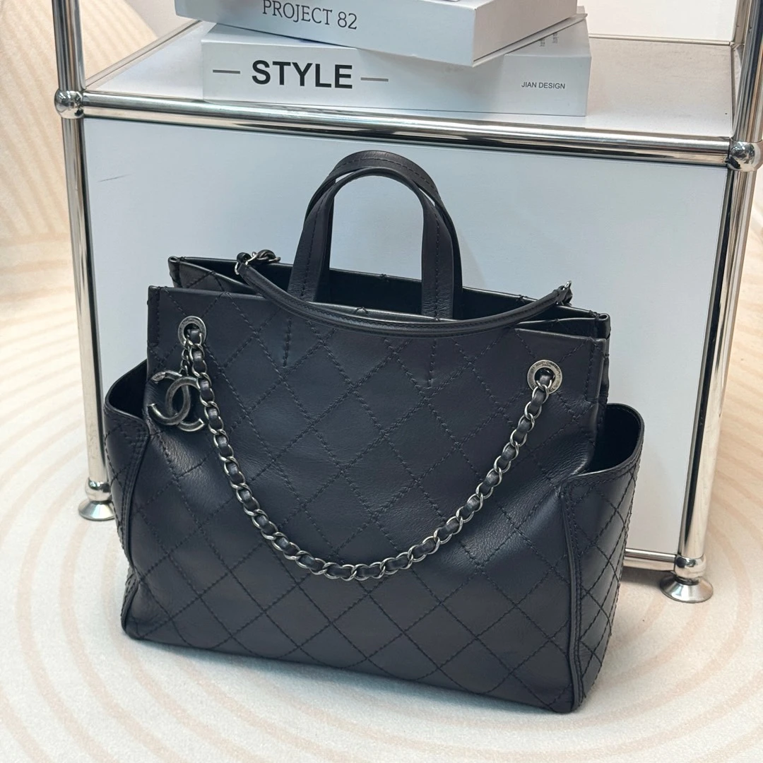 95新 Chanel/香奈儿 黑银 牛皮 Logo吊坠 2way托特包/649614743