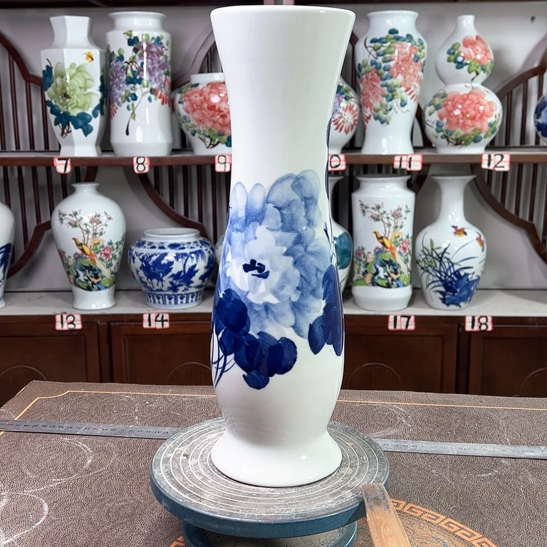 摆件景德镇陶瓷蛮青牡