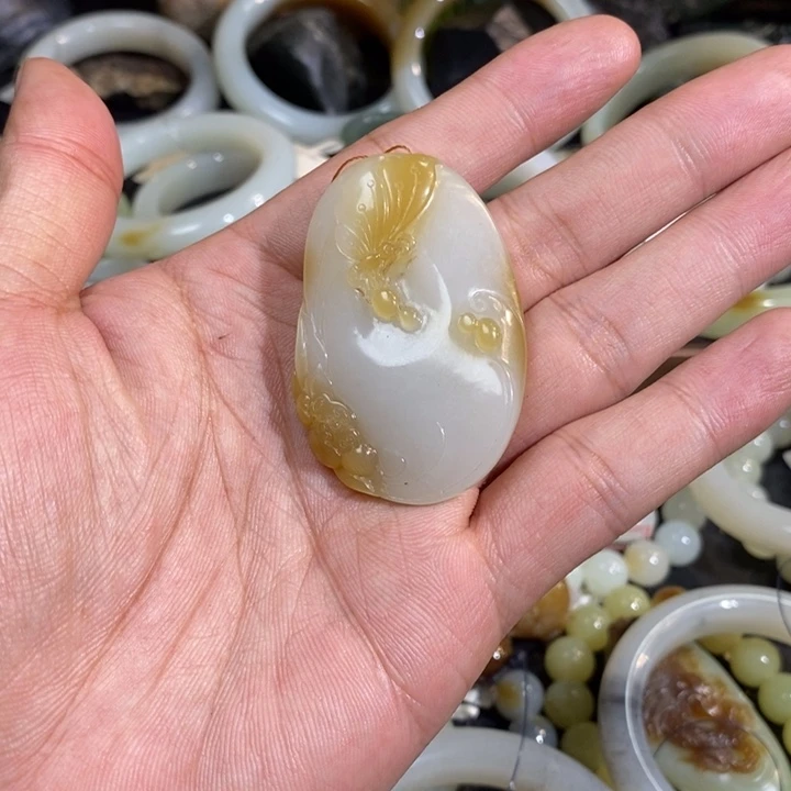 颈饰未镶嵌和田玉都*有新疆且末金山矿糖白挂件