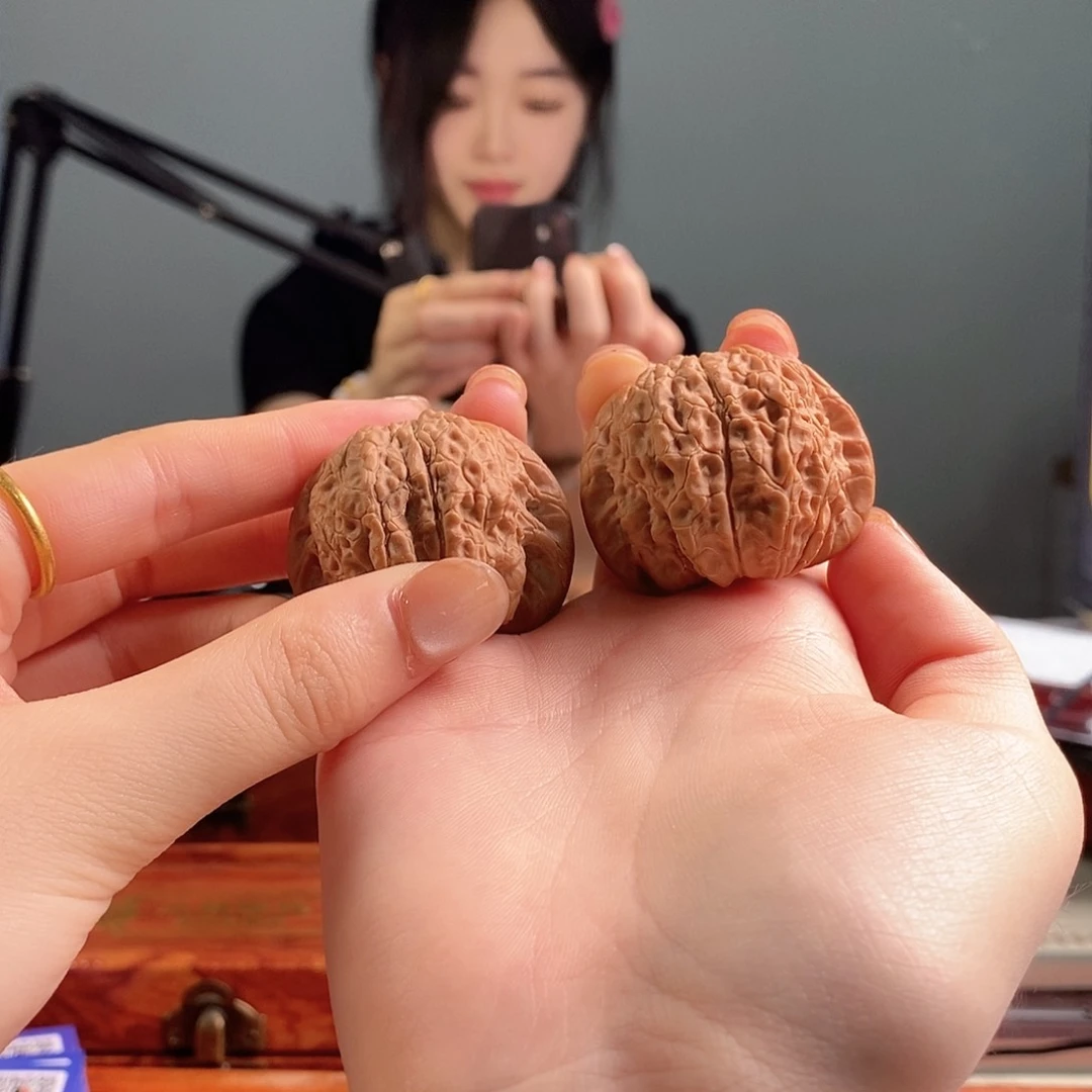 文玩核桃吊坠看**机血麒麟