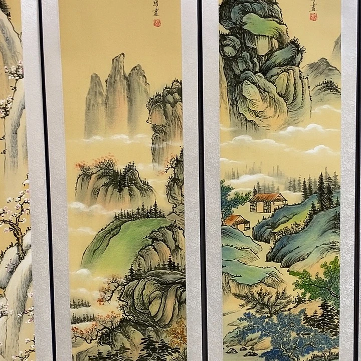 哥哥们都在看电视呢