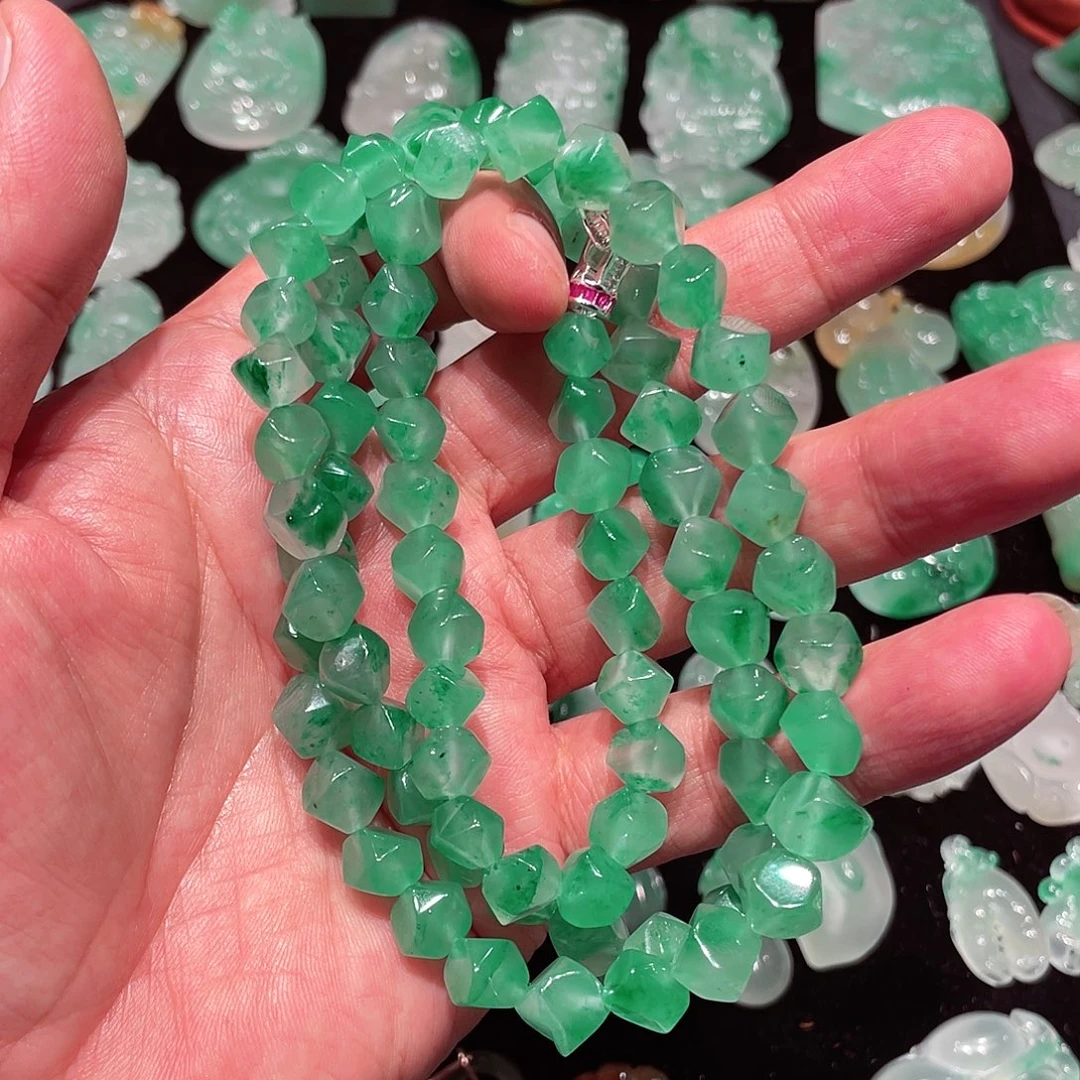 世***回石英质玉（非洲翠）合金项链