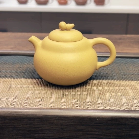 茶壶紫砂黄龙山原矿大水潭本绿半手工（150 cc）