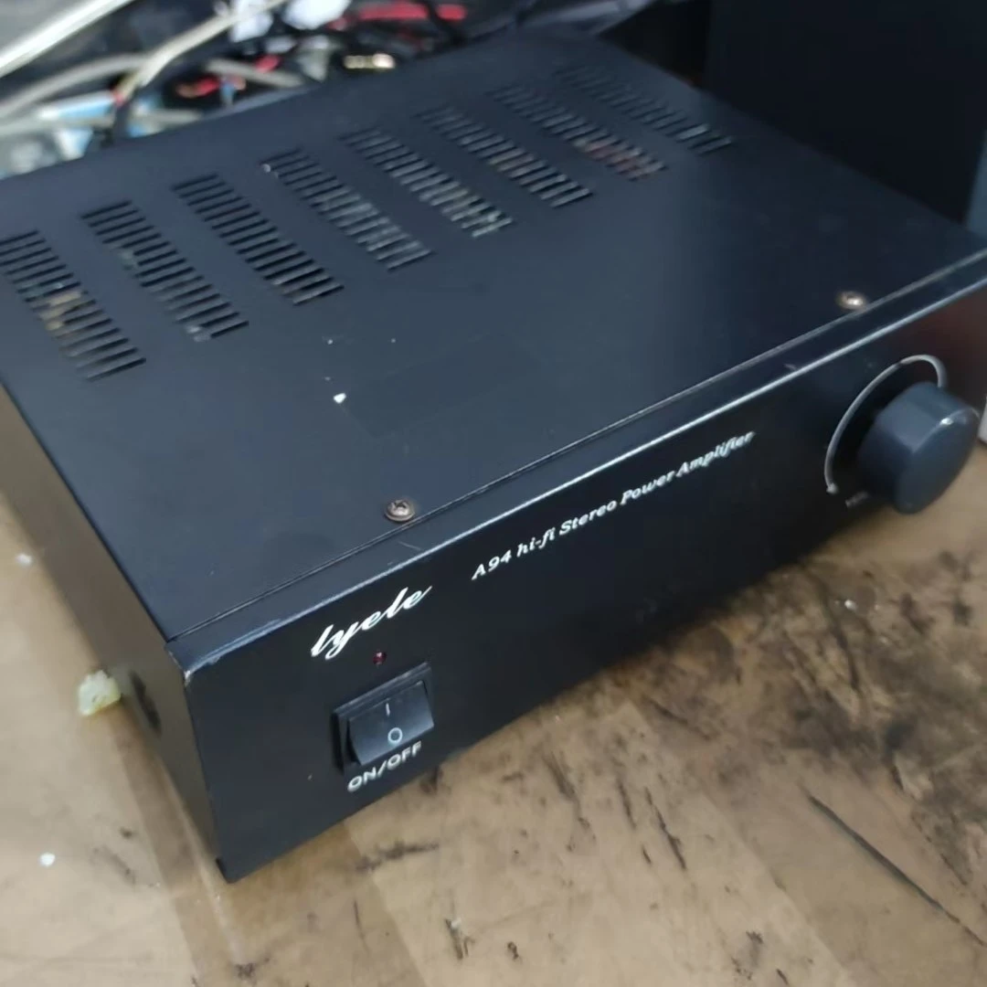 8新  小功放机一台，不包邮费。