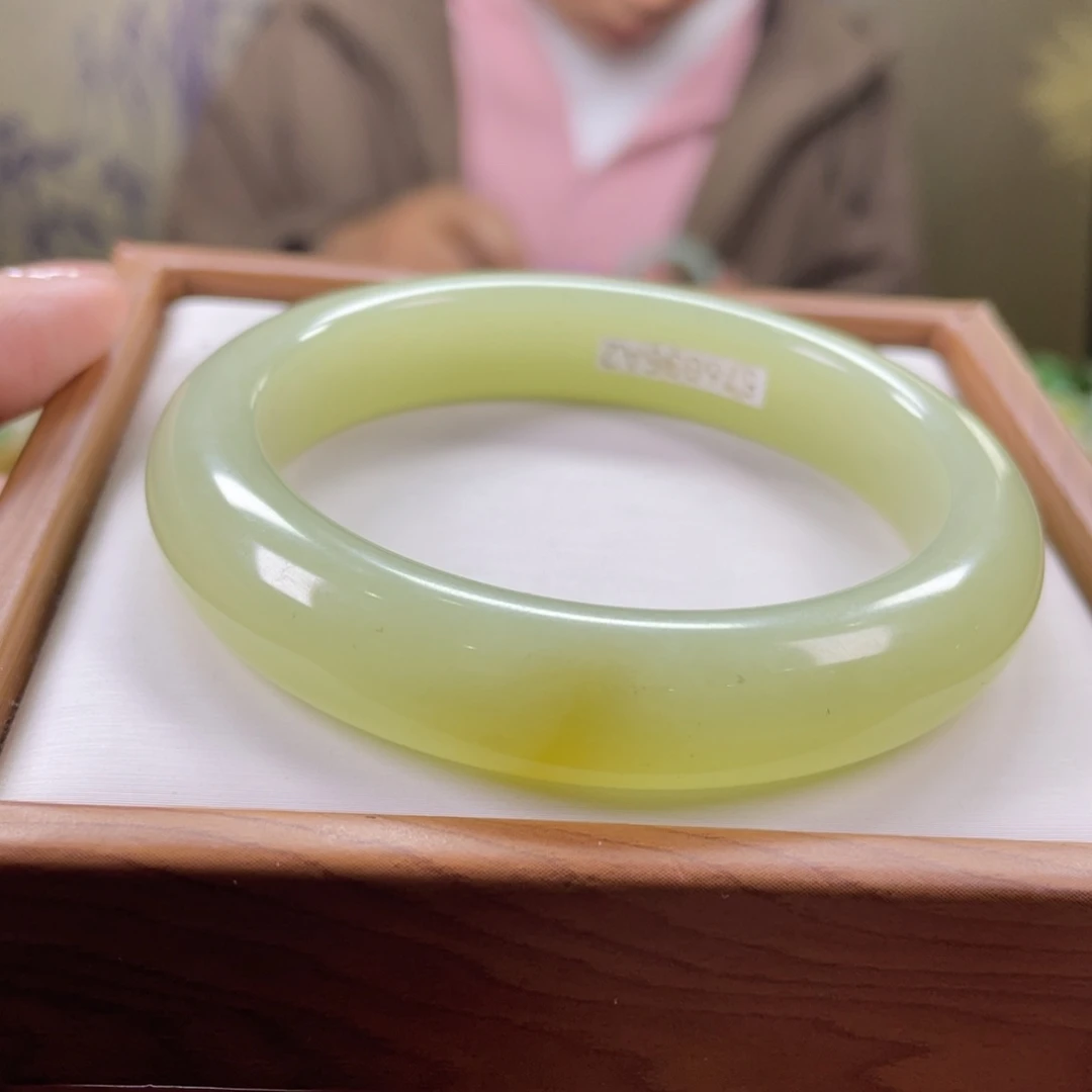 和田玉未镶嵌手镯57圈