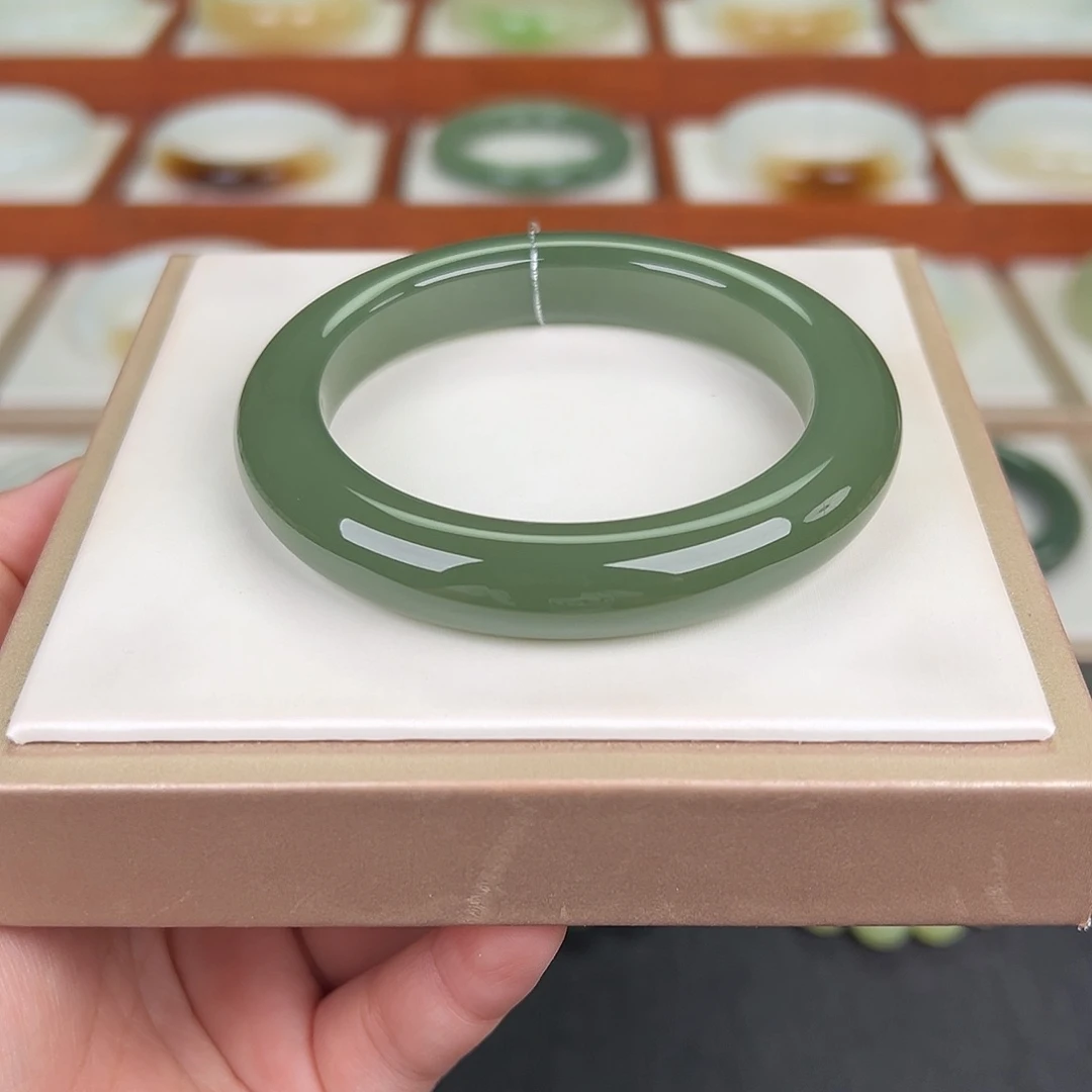 未镶嵌手镯和田玉湖水绿