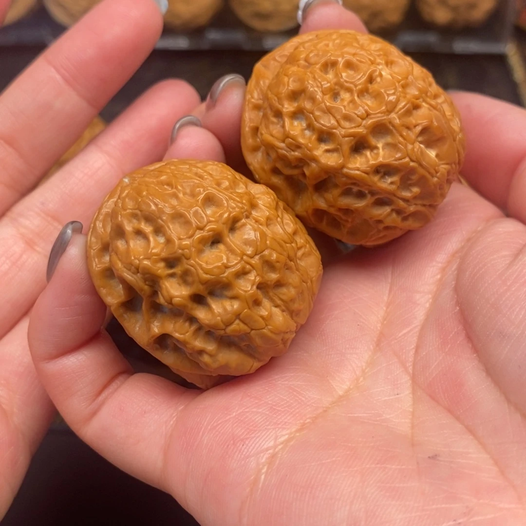 文玩核桃吊坠珊瑚绣球