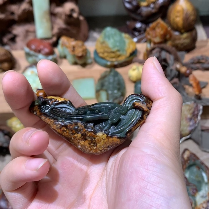 未镶嵌岫岩河磨玉(透闪石质玉)挂件