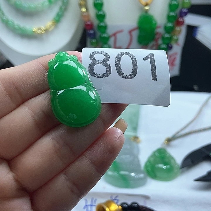 翡翠未镶嵌吊坠(赠链)