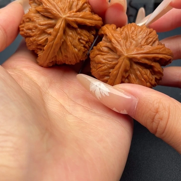 美***月文玩核桃吊坠白狮子