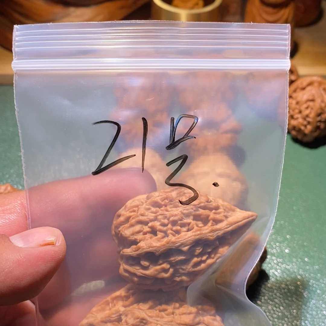 吊坠桃核坐佛于上也为法空