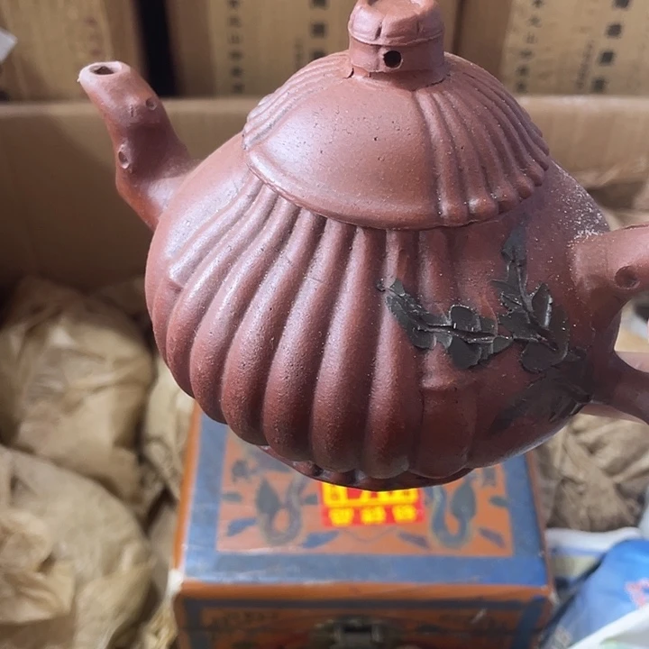 紫砂茶壶原矿泥料，手工制作的一把紫砂壶。