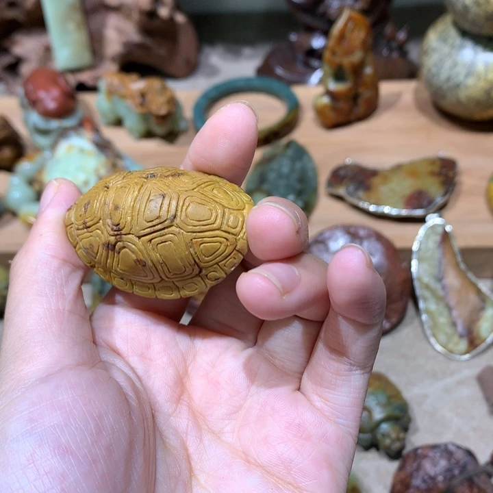 未镶嵌岫岩河磨玉（透闪石质玉）把件