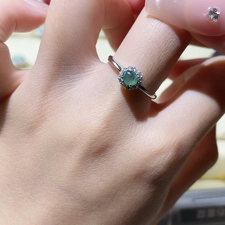 颈饰未镶嵌翡翠戒指