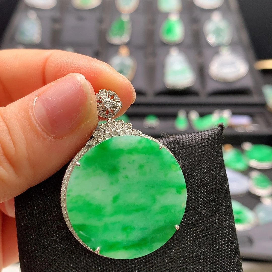 翡翠18K金镶嵌颈饰圆牌