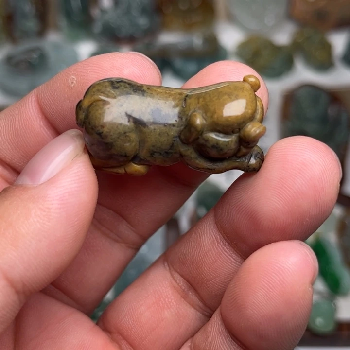 颈饰未镶嵌翡翠新疆三彩玉。福猪