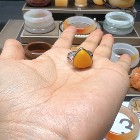 石英质玉（黄龙玉）未镶嵌手镯抖***户