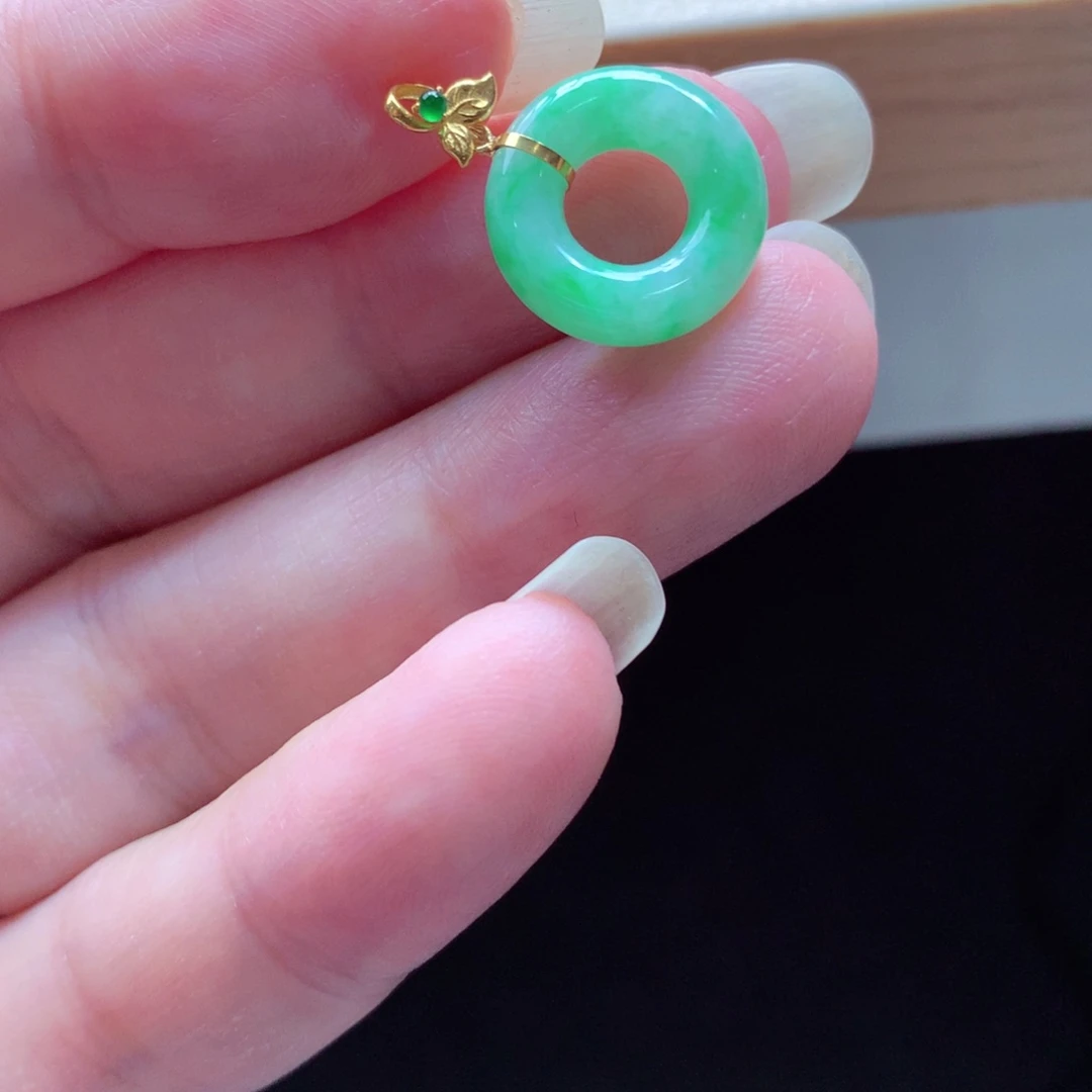 翡翠18K金镶嵌颈饰吊坠