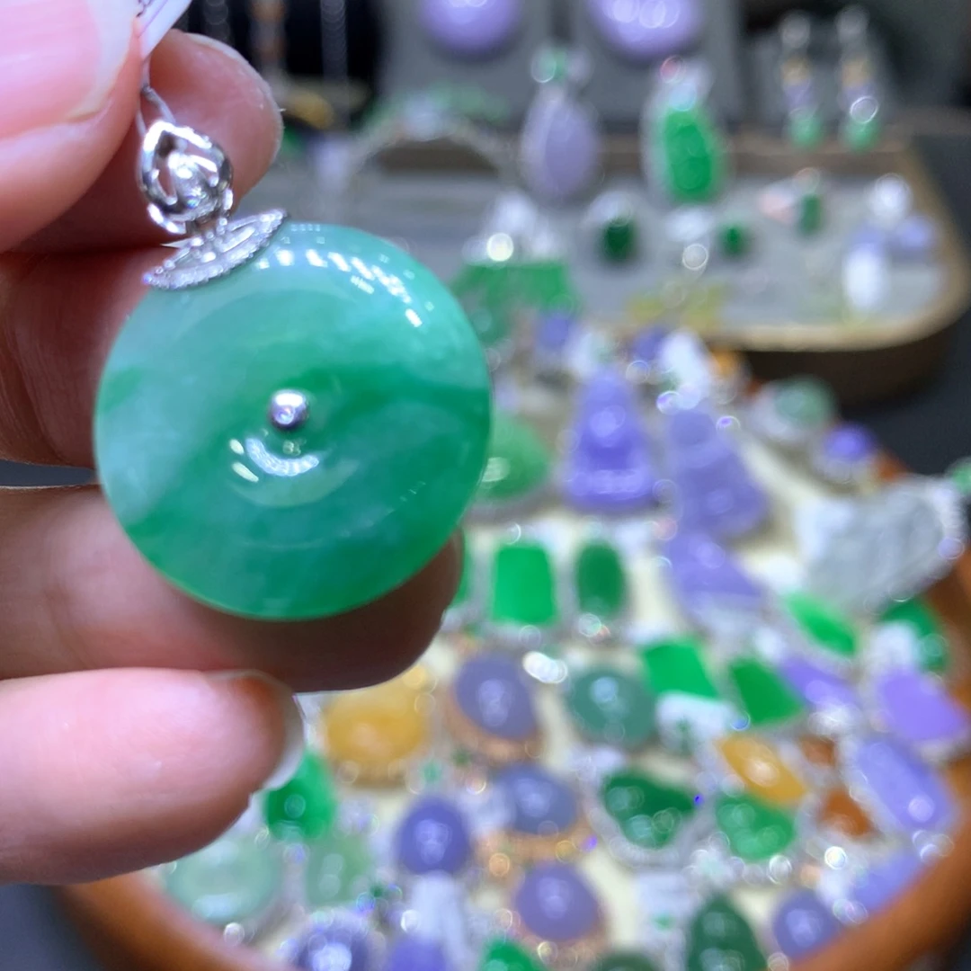 【闪购商品】翡翠颈饰18K金镶嵌翡翠吊坠项链