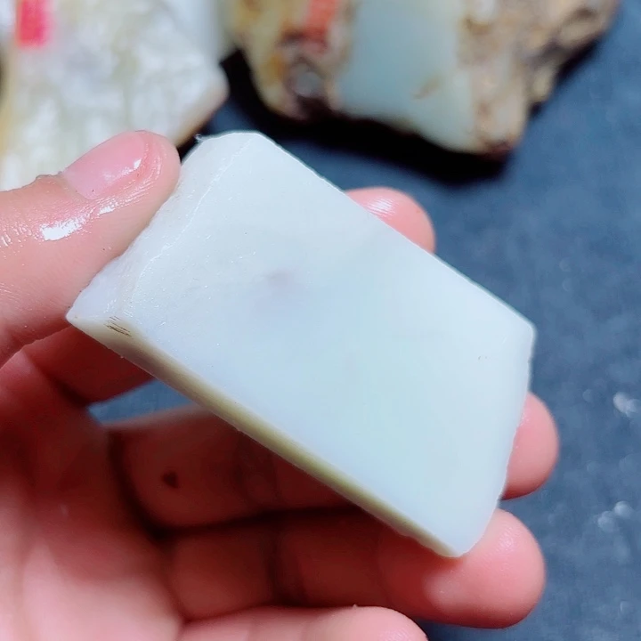 和田玉（糖玉）未镶嵌珠宝奇石