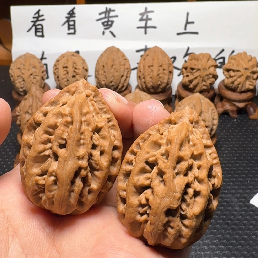 文玩核桃把件杨*生红珊瑚