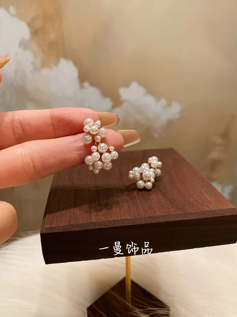 铜合金仿珍珠耳饰 甜美小众珠珠簇拥耳钉MZ4223