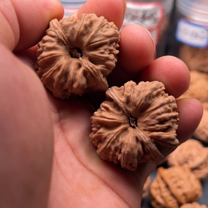 文玩核桃把件凹的