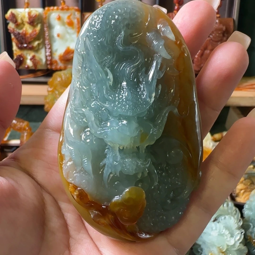 王***霞未镶嵌岫玉颈饰龙